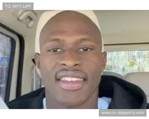 门德斯晒光头新造型，巴黎后卫面带笑意状态佳